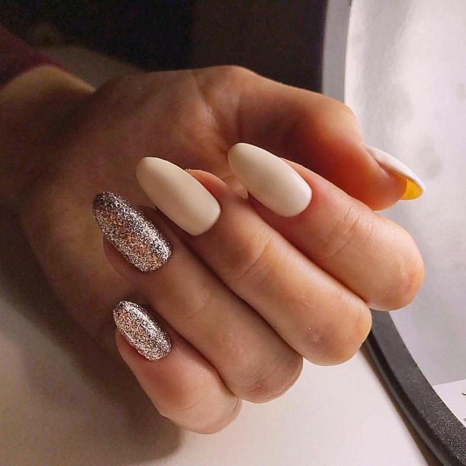 Молочный маникюр на короткие ногти