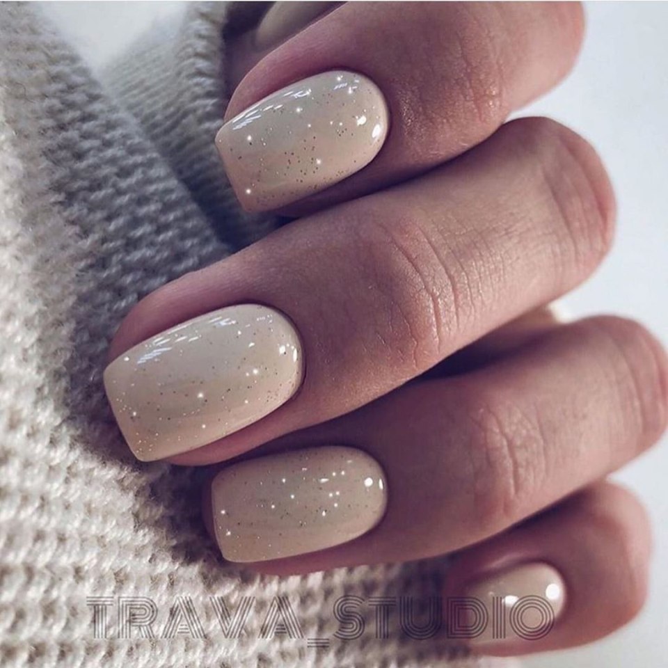 Маникюр бежевый с блеском