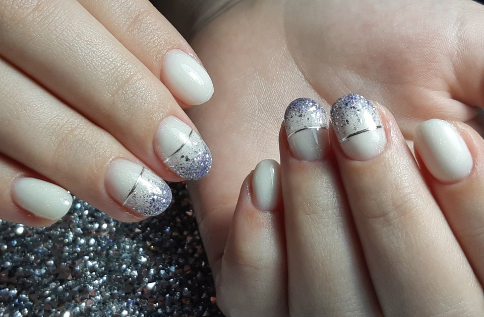 Молочный маникюр с блестящими полосками