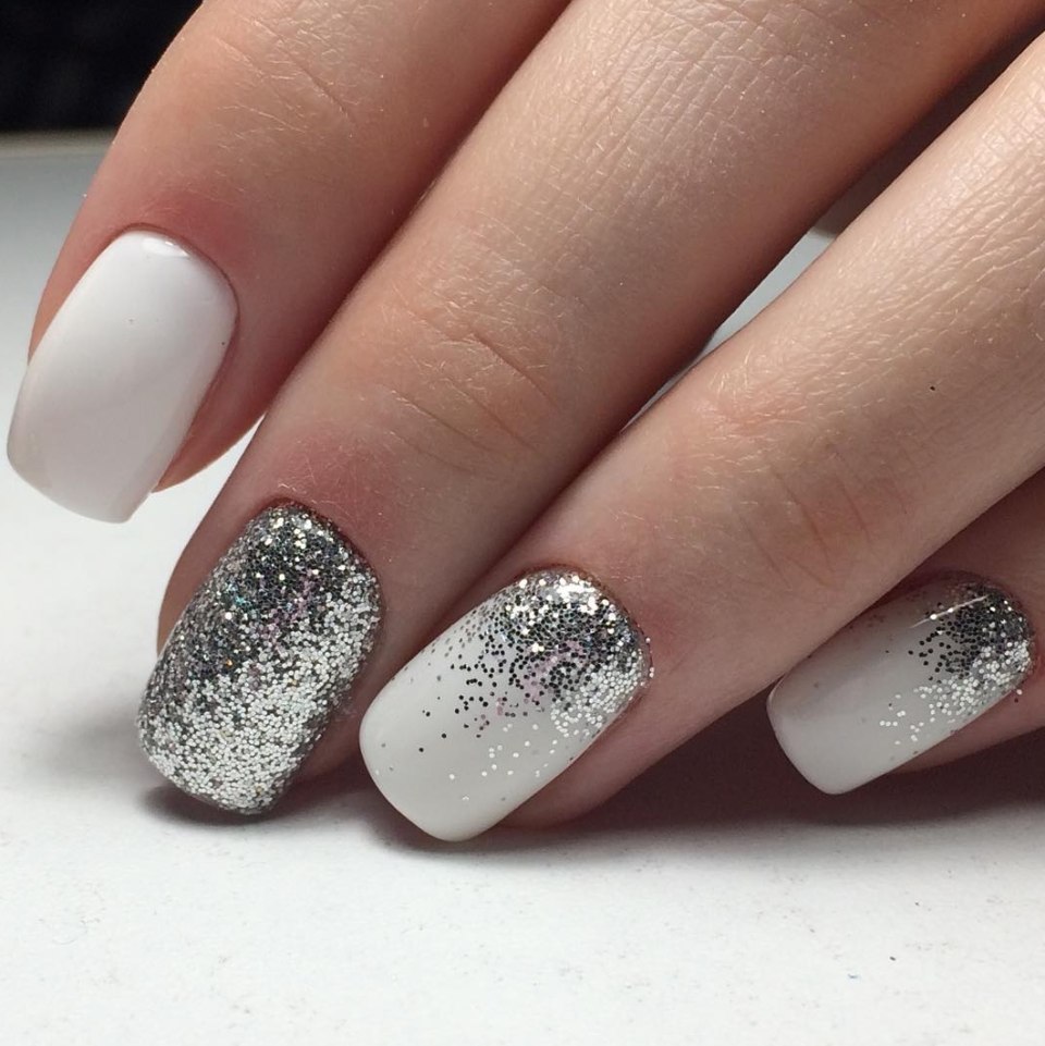 Нежный маникюр с блестяшками