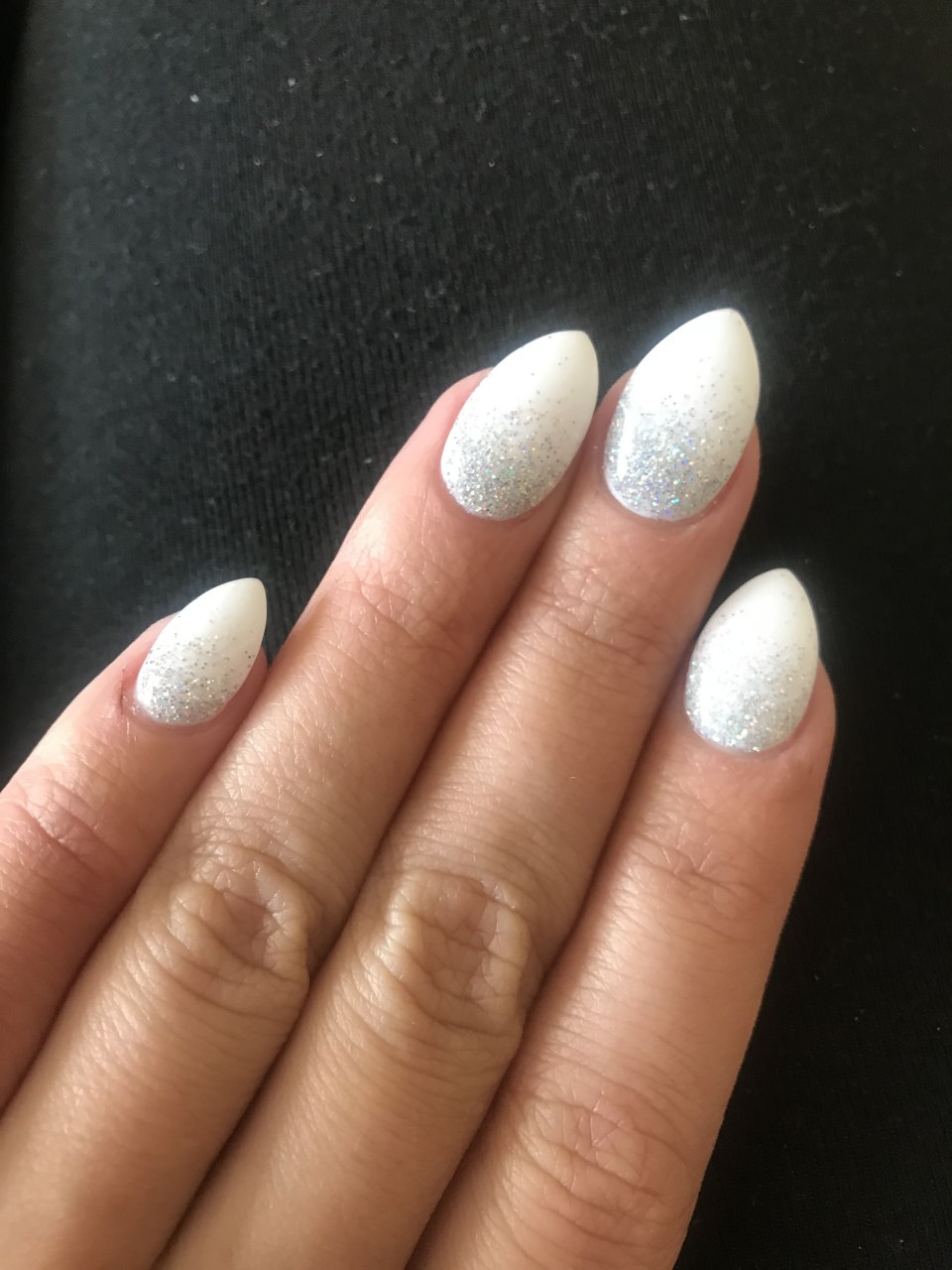 Матовый молочный маникюр с дизайном