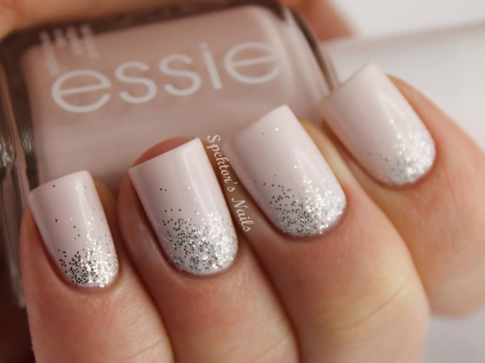 Маникюр на короткие ногти черный с блестками