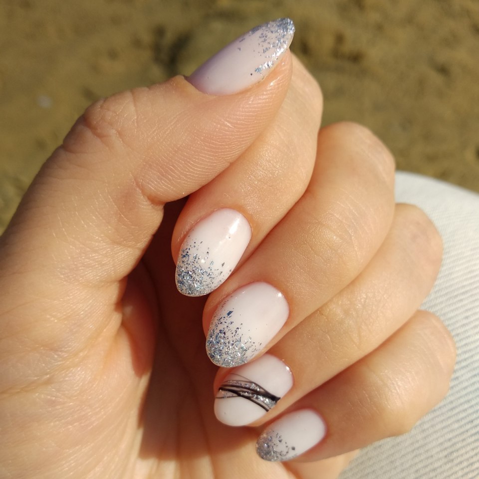 Ногти бежевые с серебром