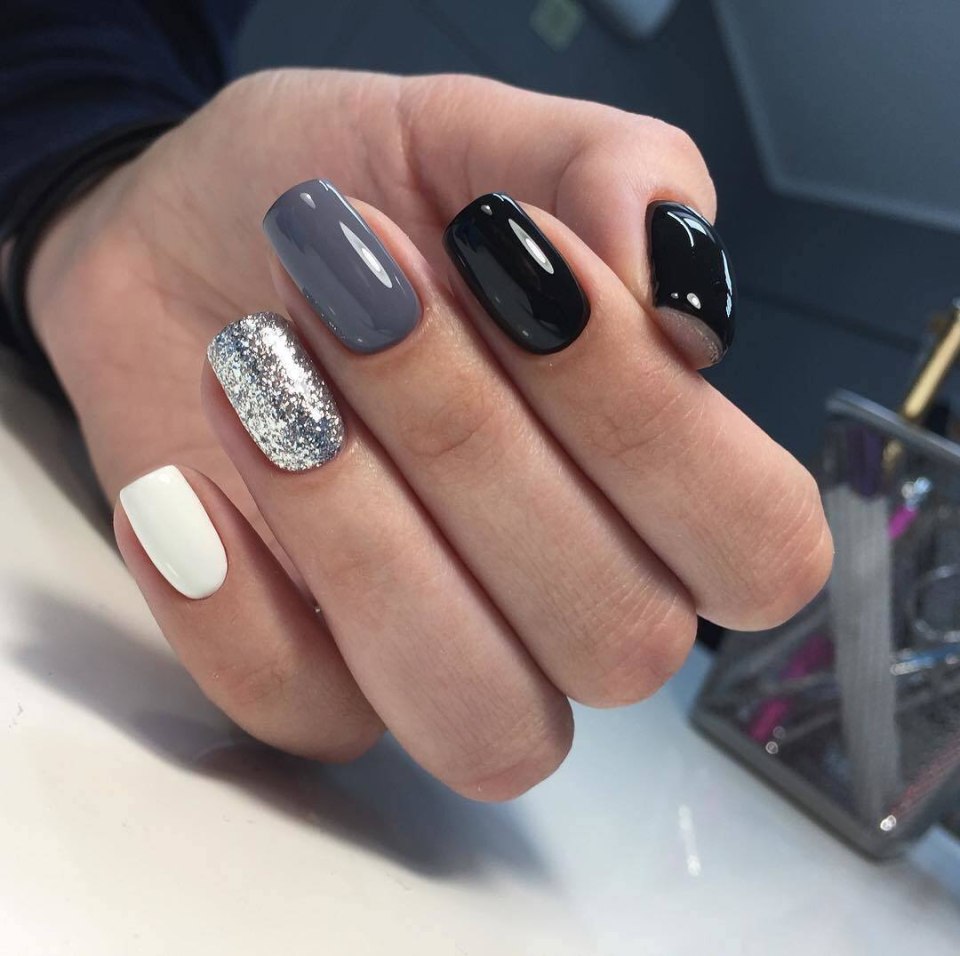 Ногти черный с блестками и серебристый