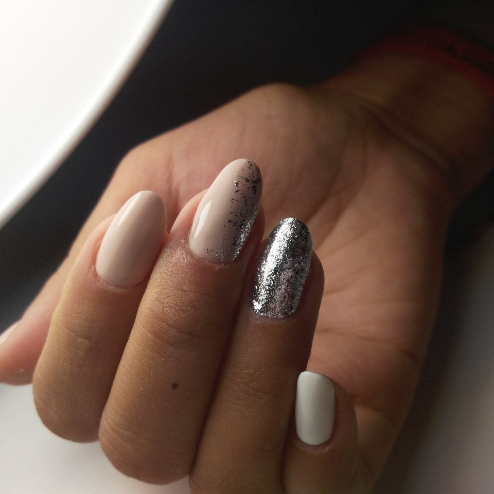 Маникюр в светлых тонах с блестками