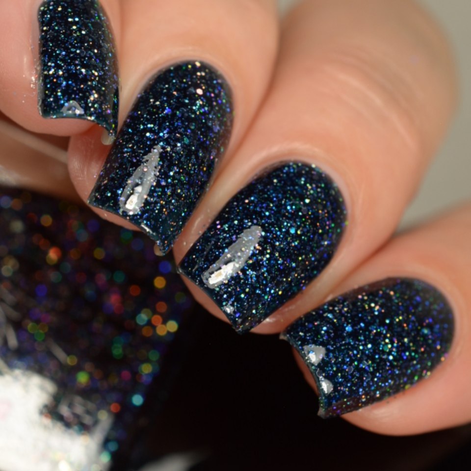 Молочный маникюр с золотыми блестками