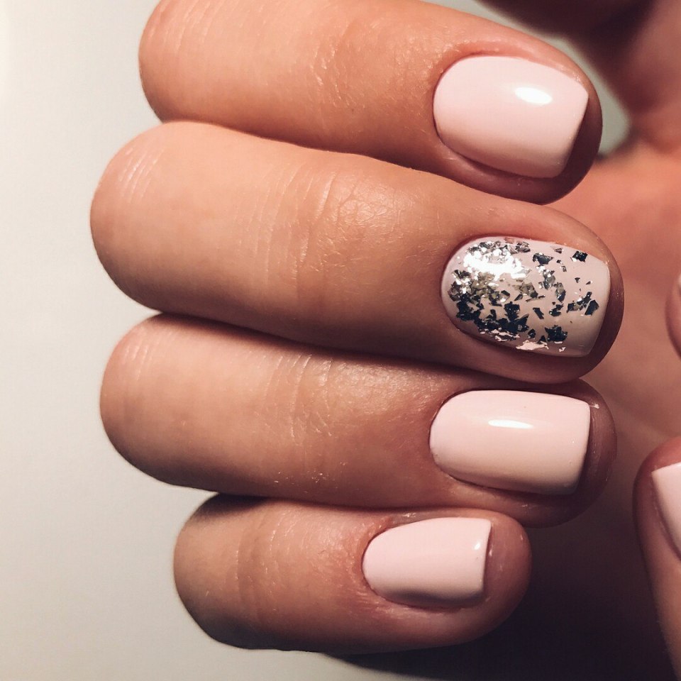 Чёрный маникюр с блёстками на короткие ногти