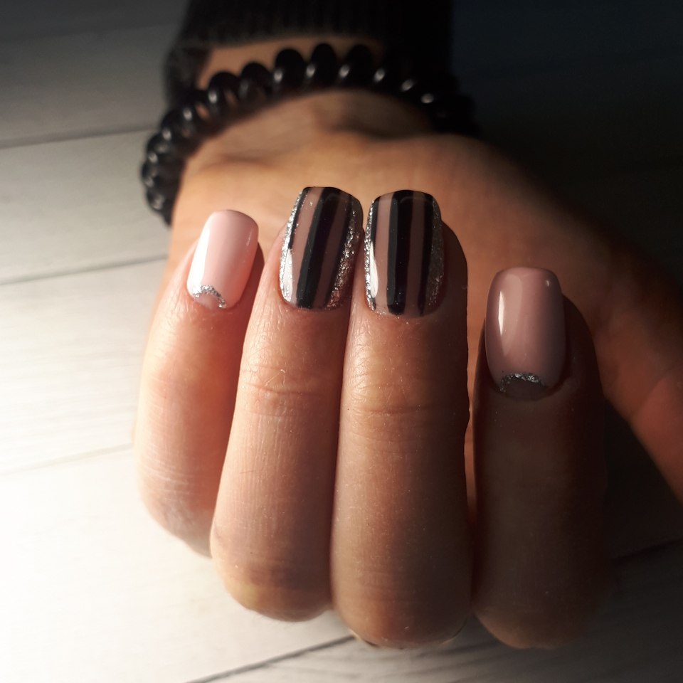 Молочный маникюр с блестками