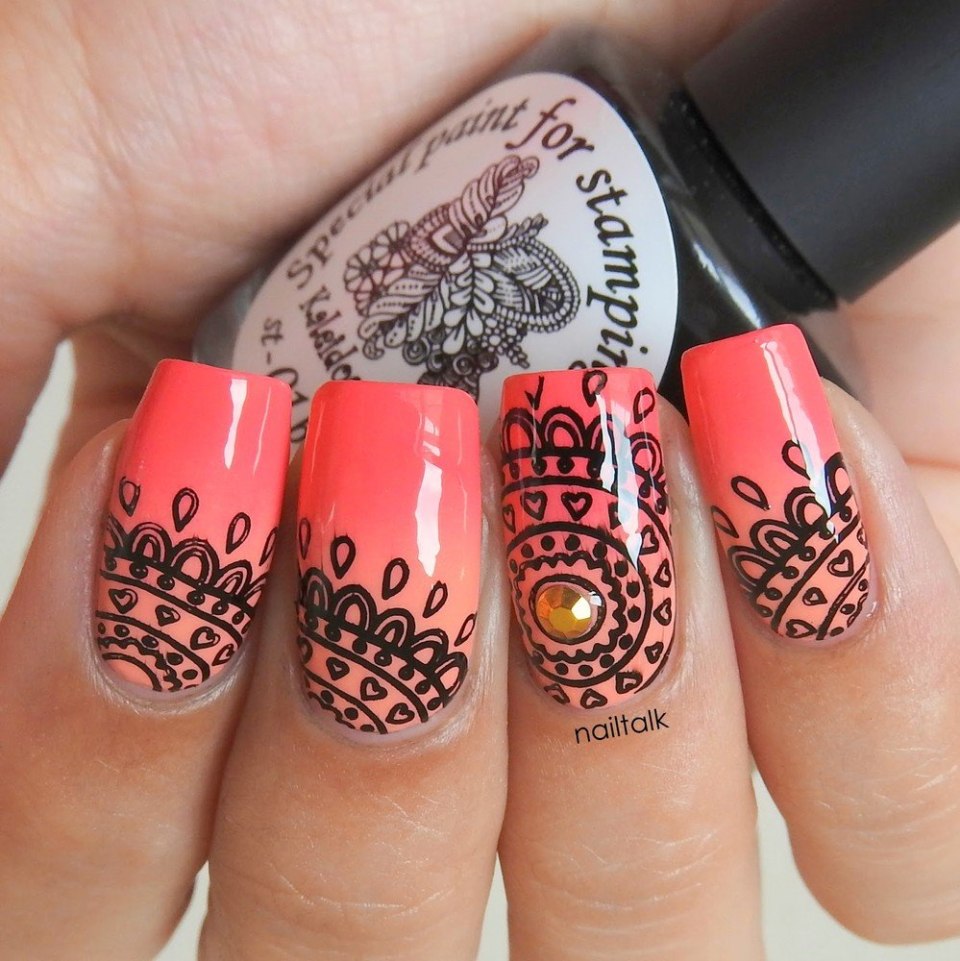 Ярко-розовый маникюр стемпинг