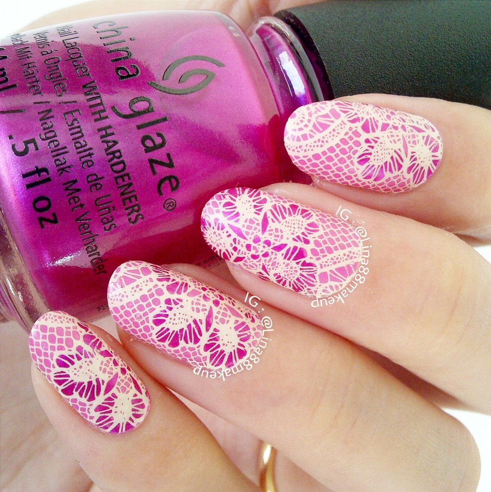 Маникюр стемпинг на голубом фоне