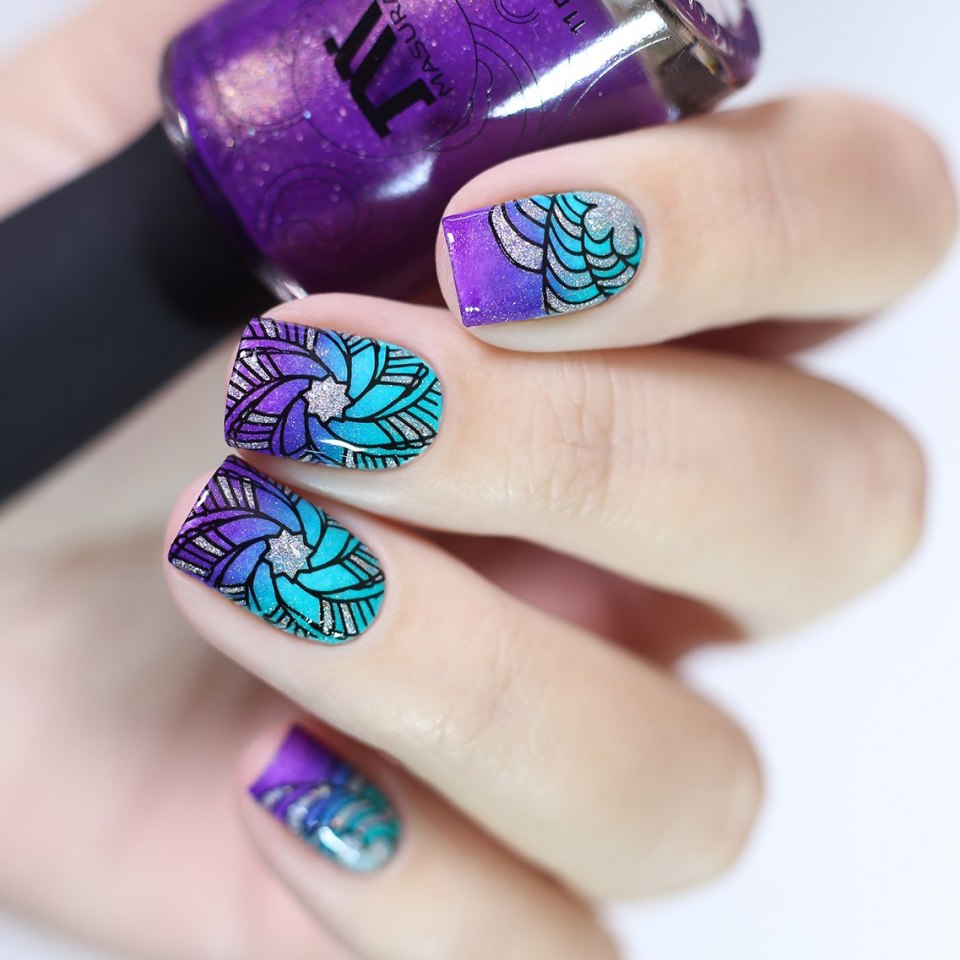 Летний маникюр со стемпингом