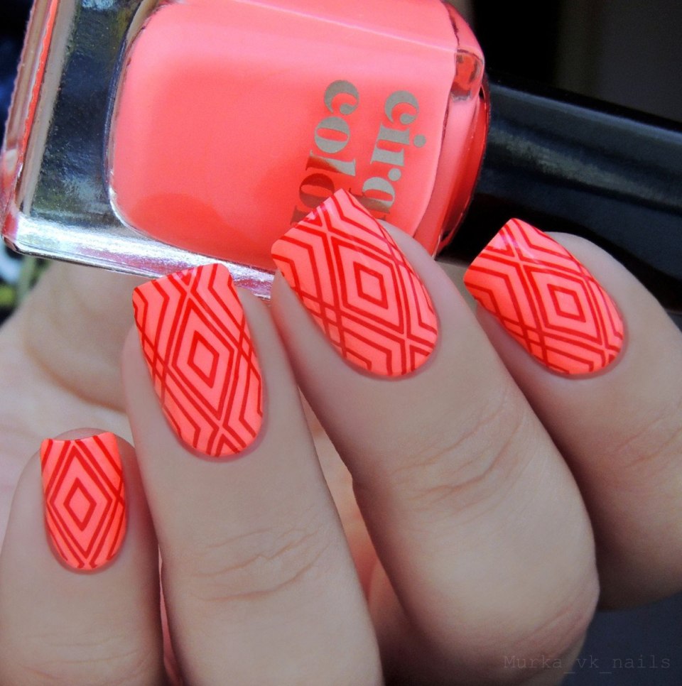 Яркий маникюр стемпинг