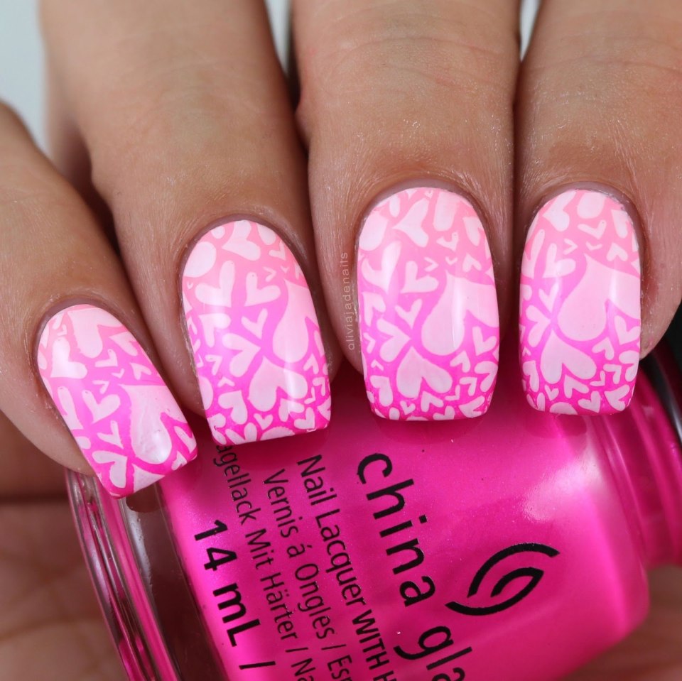 Розовый маникюр со стемпингом