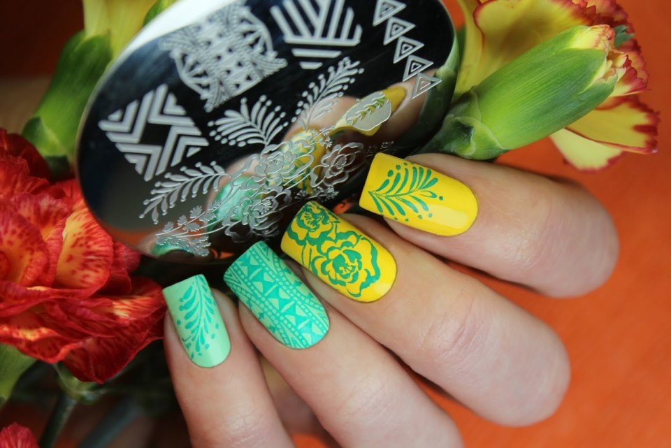 Яркий маникюр стемпинг