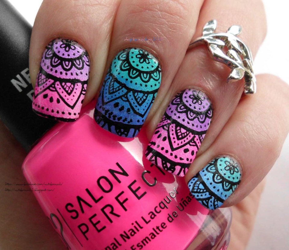 Стемпинг на ярких ногтях