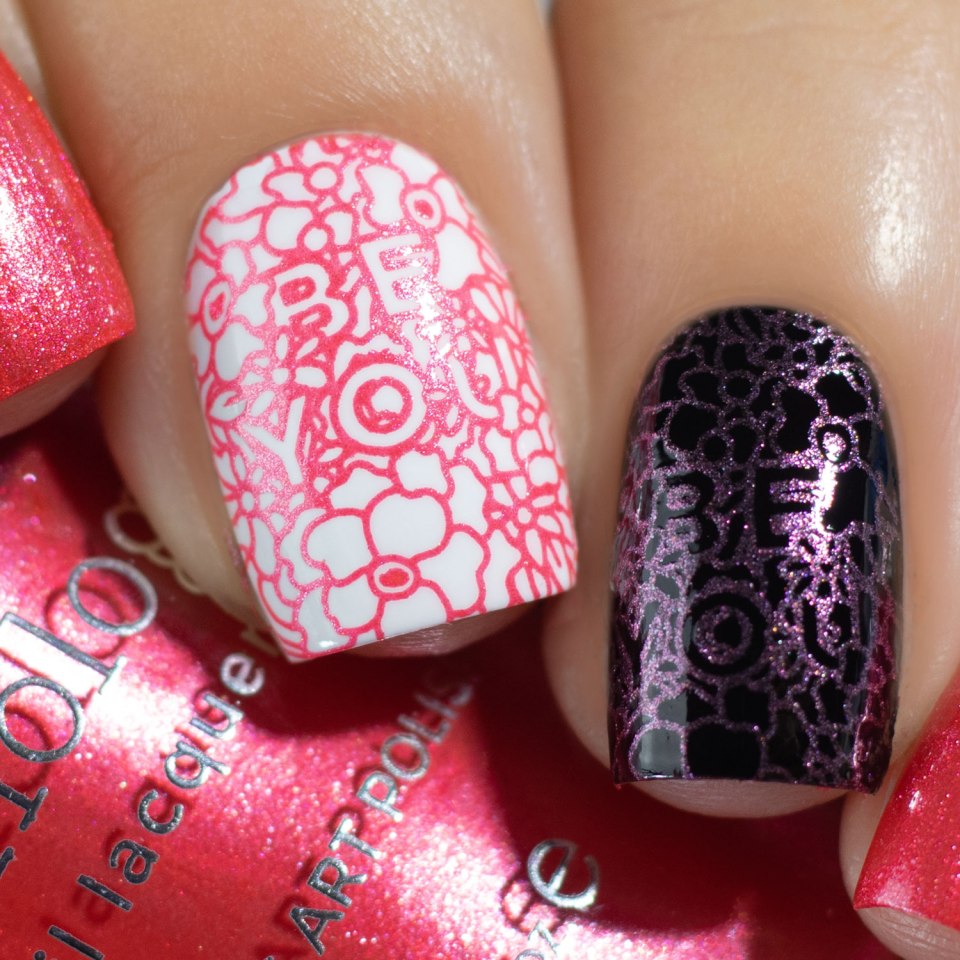 Голубой маникюр со стемпингом