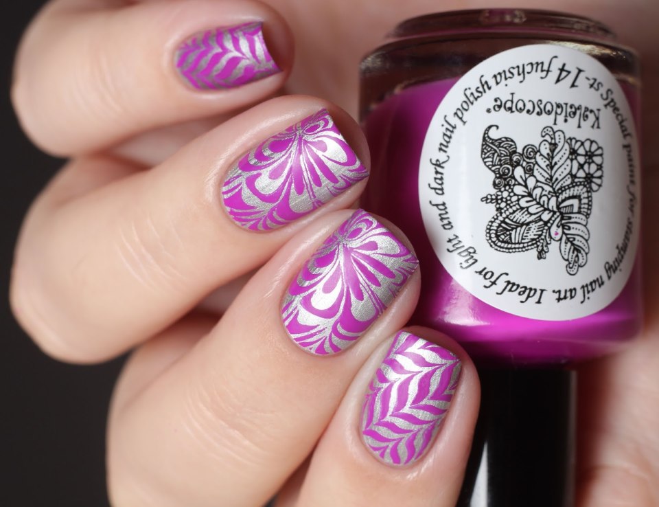 Яркий летний маникюр со стемпингом