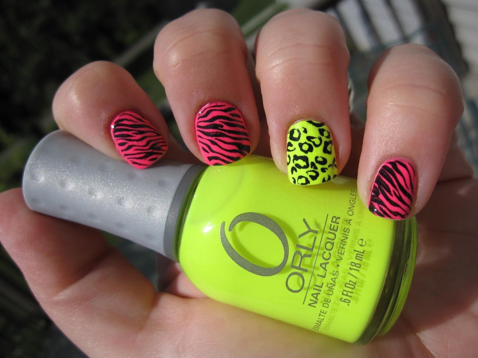 Маникюр с неоновыми лаками