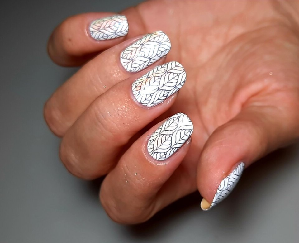 Розовый маникюр со слайдерами