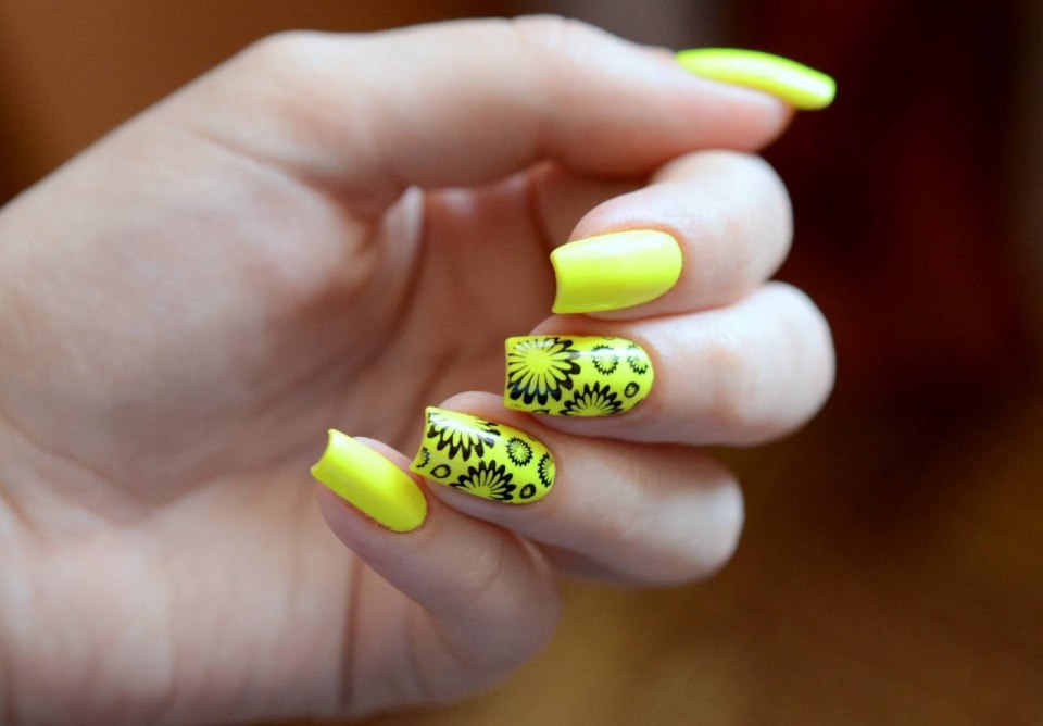 Сиреневый маникюр со стемпингом