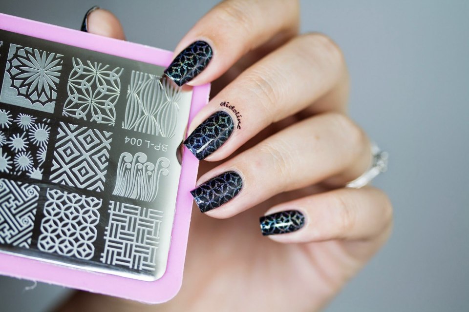 Розовые ногти с наклейками