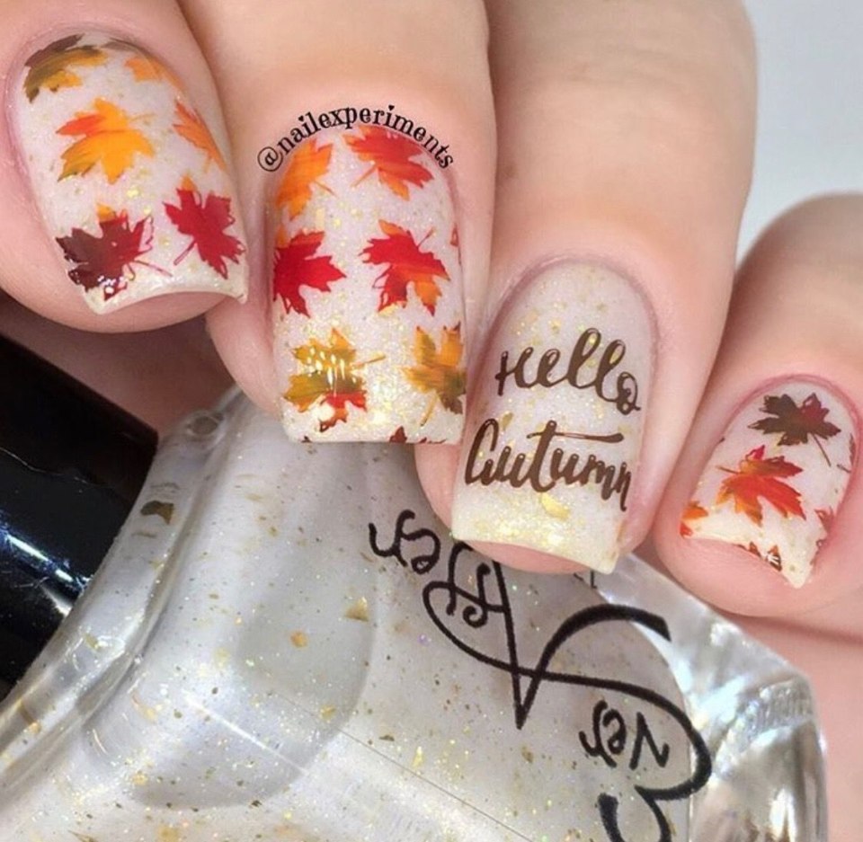 Осенний маникюр на короткие ногти с листьями