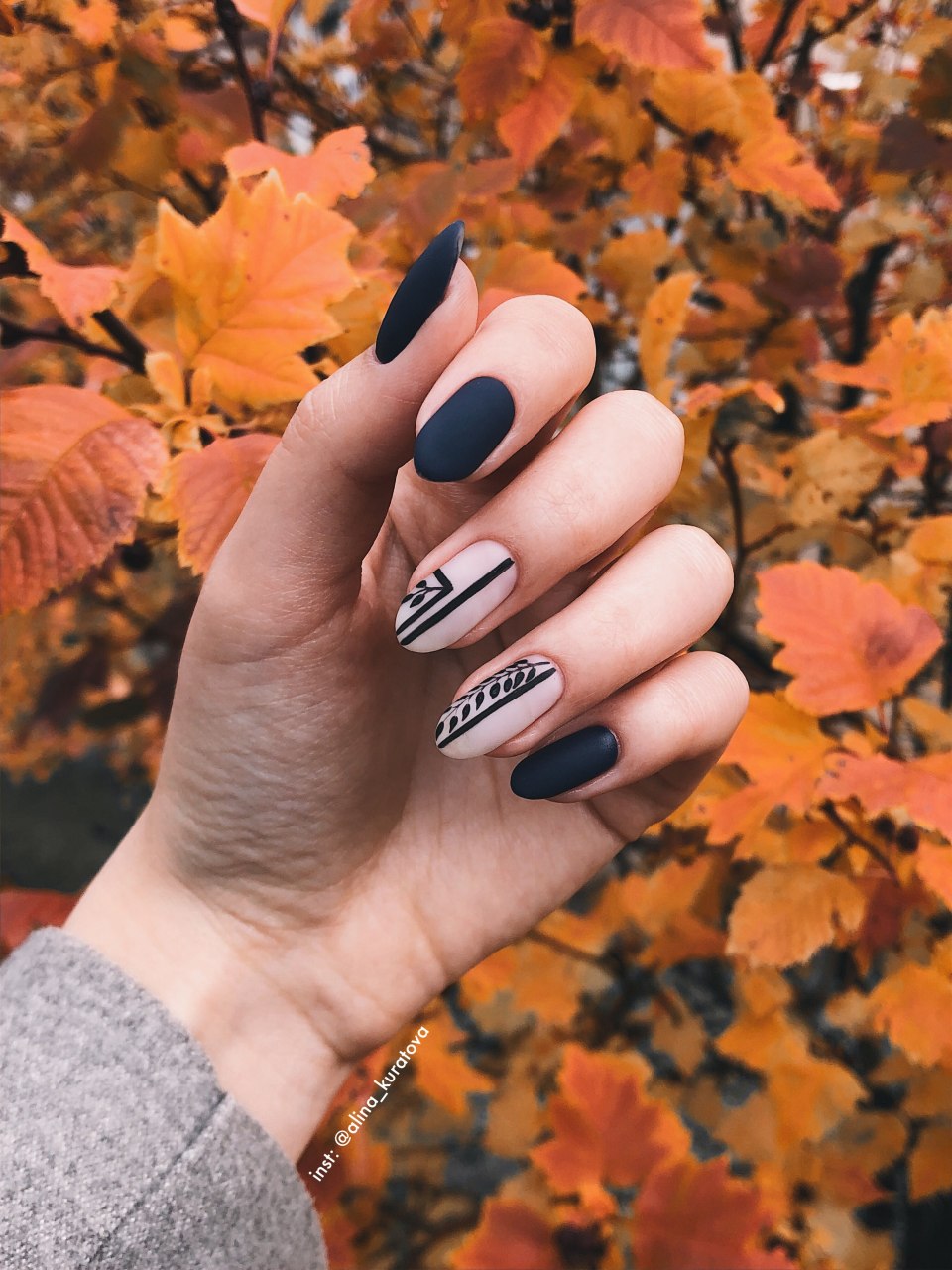 Маникюр осень 2021 кленовый лист