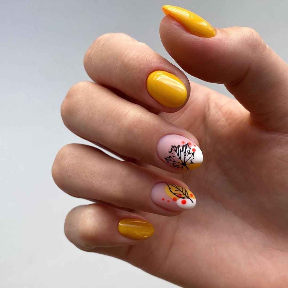 Осенний маникюр с листьями