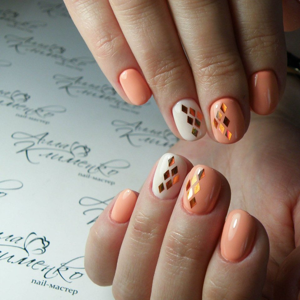 Персиковый маникюр на короткие ногти