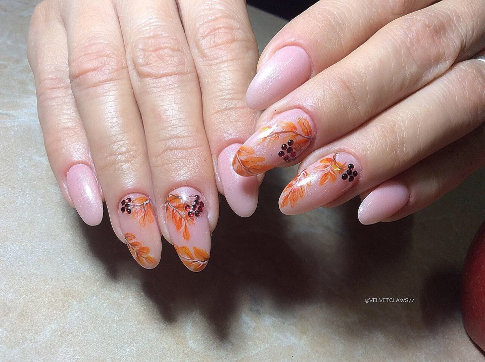 Осенний маникюр с листьями