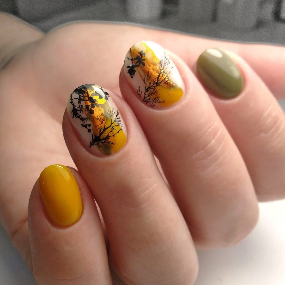 Осенний маникюр с листочками