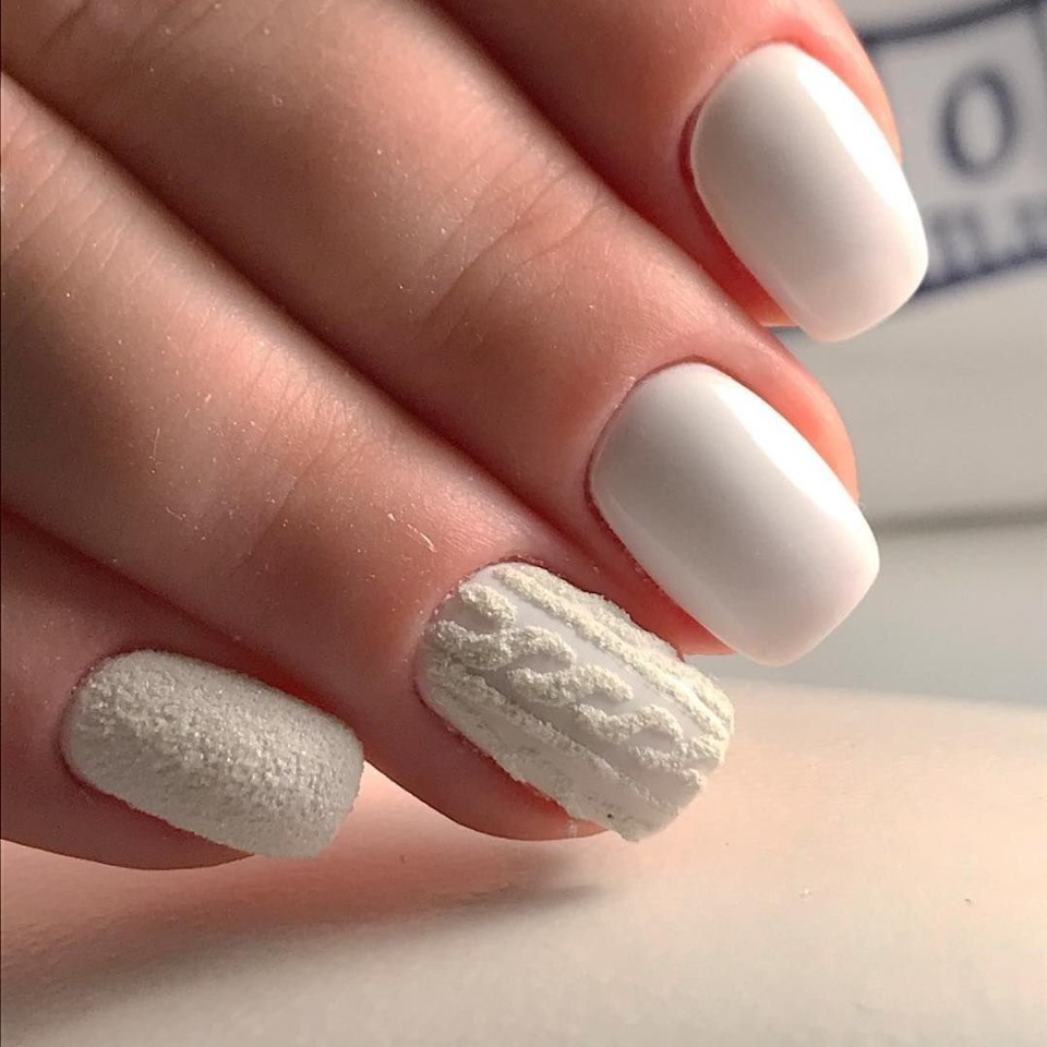 Маникюр светло сиреневый с белым