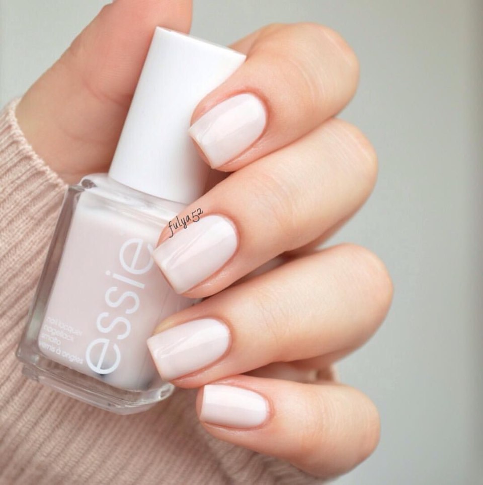 Молочный маникюр с полосками