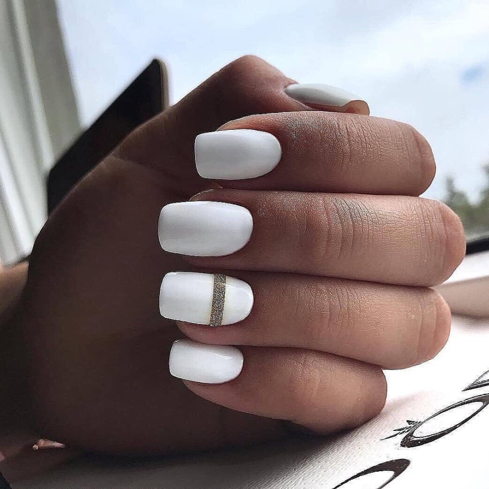 Маникюр серый с белым