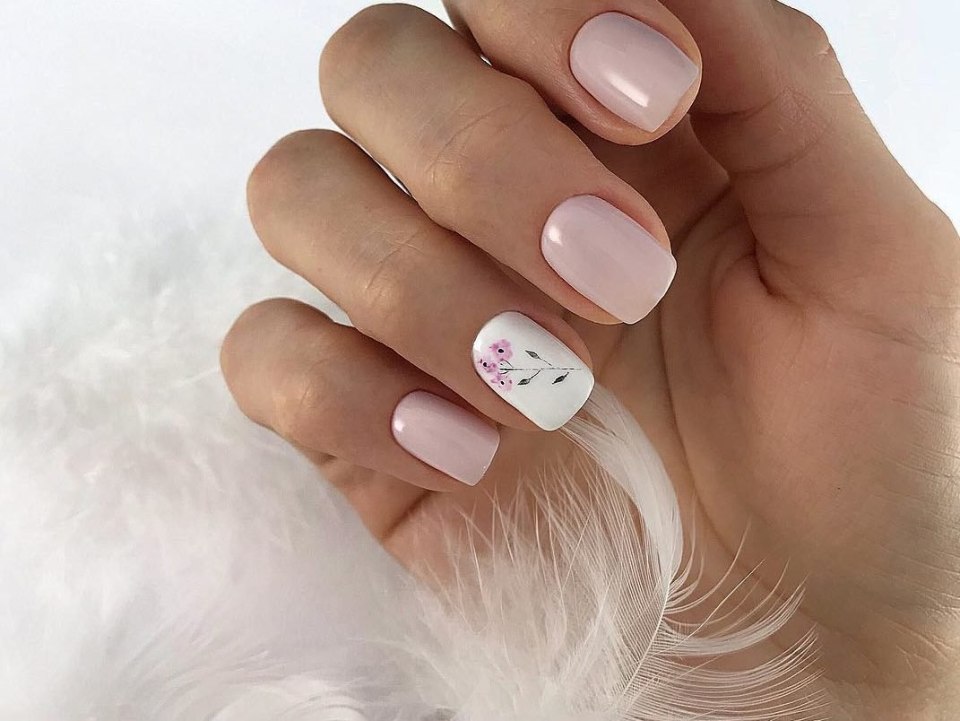 Белый маникюр