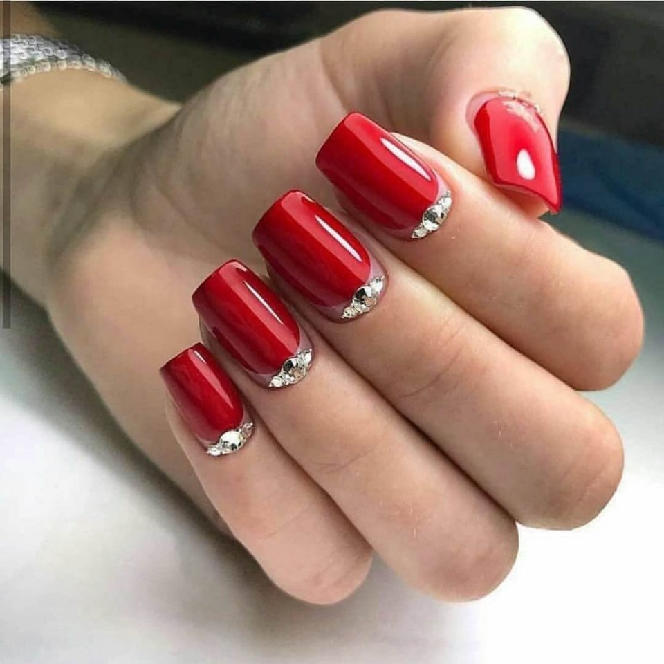 Красный маникюр