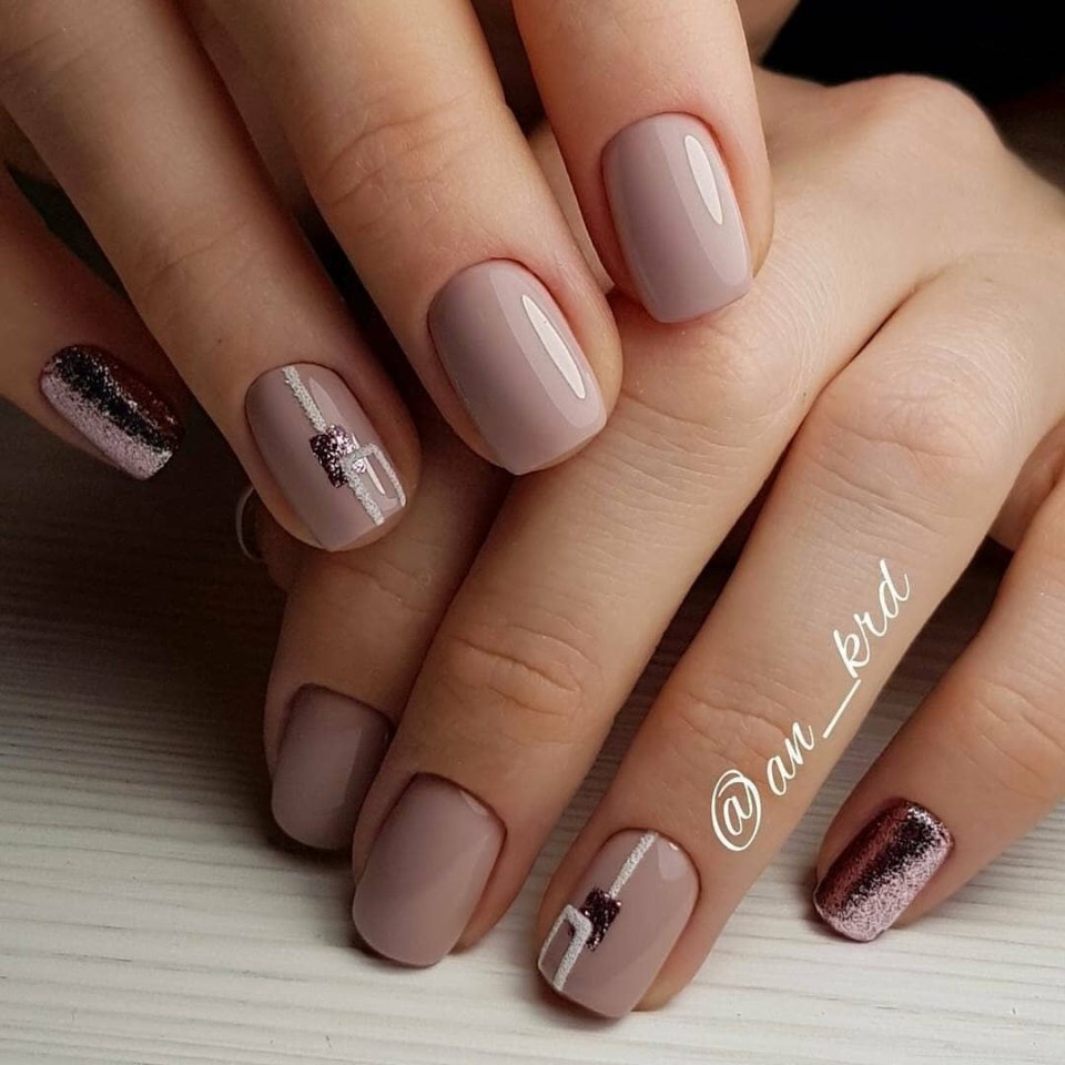 Бежевый маникюр на короткие ногти