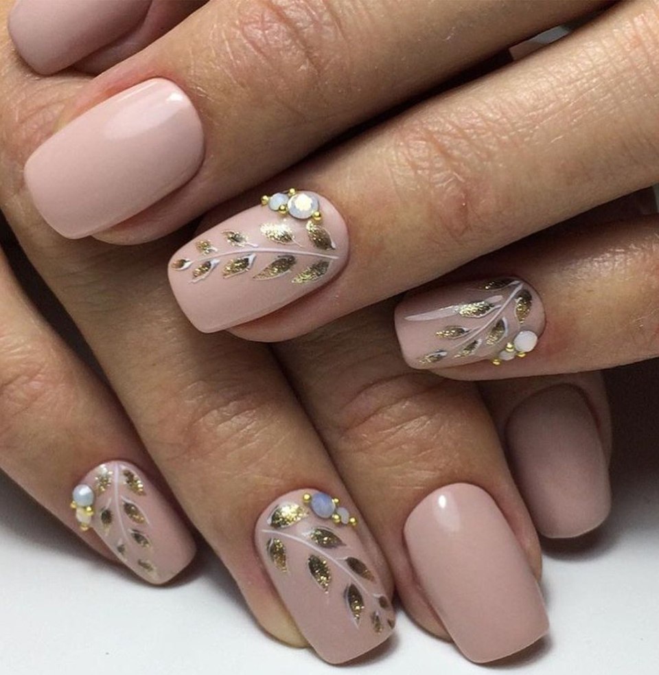 Бежевый маникюр