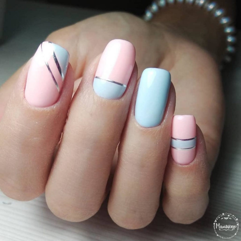 Маникюр розово голубой с полосками
