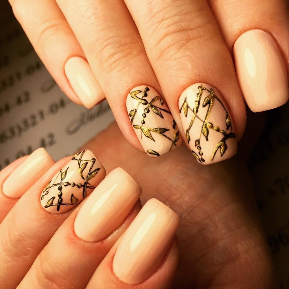 Бежевый маникюр с цветами