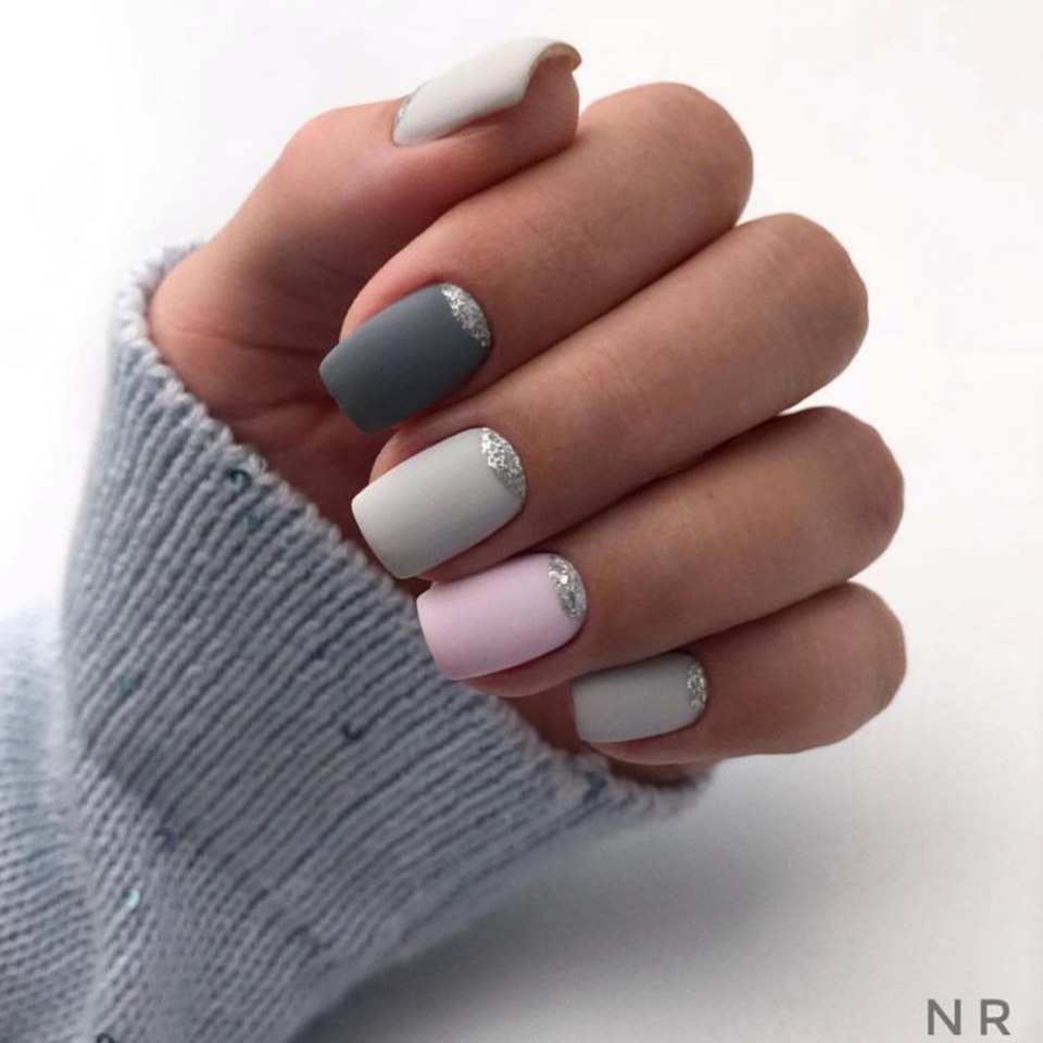 Маникюр серый с розовым
