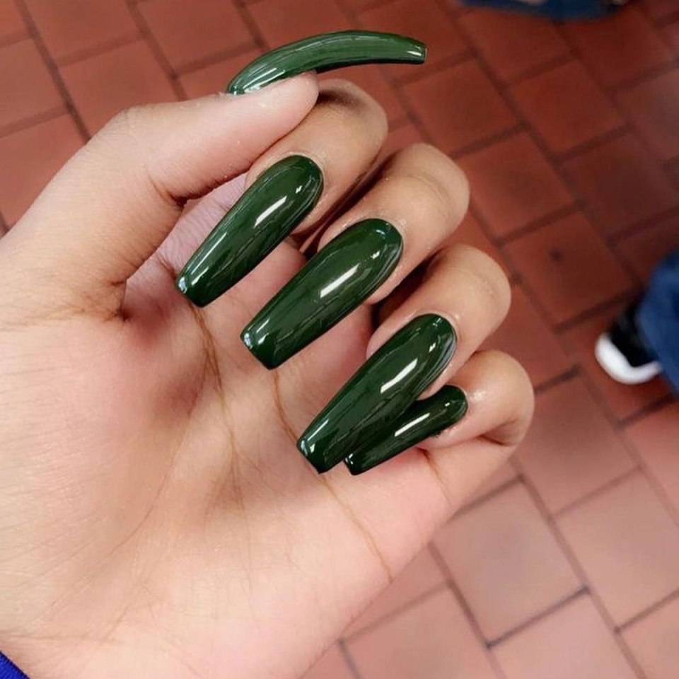 Длинные зеленые ногти