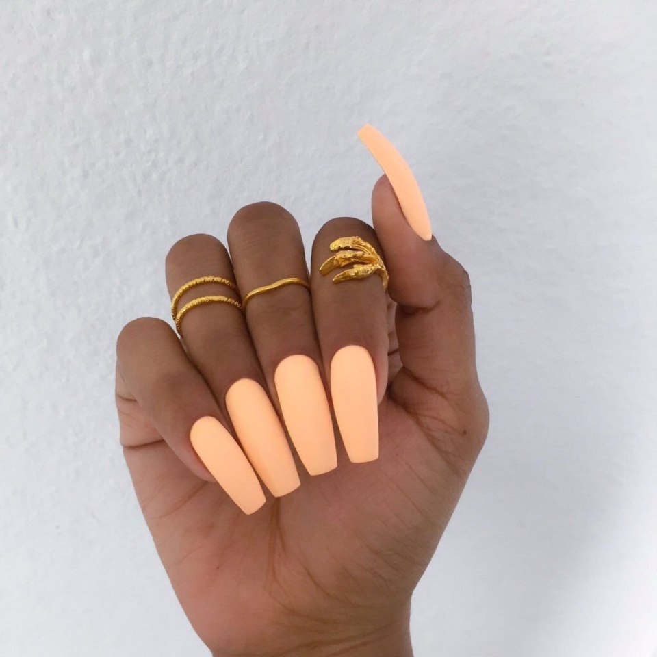 Персиковые матовые ногти