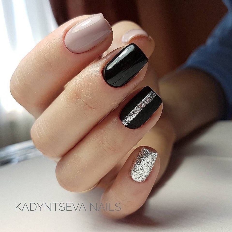 Маникюр на короткие ногти бежевый с черным