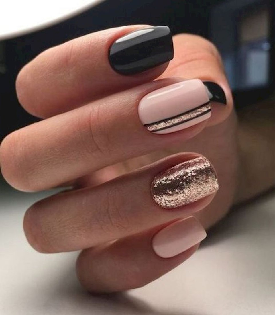 Новогодний маникюр бежевый