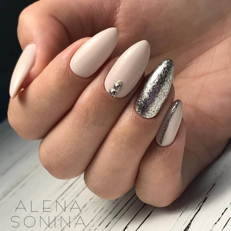 Ногти бежевые с серебром