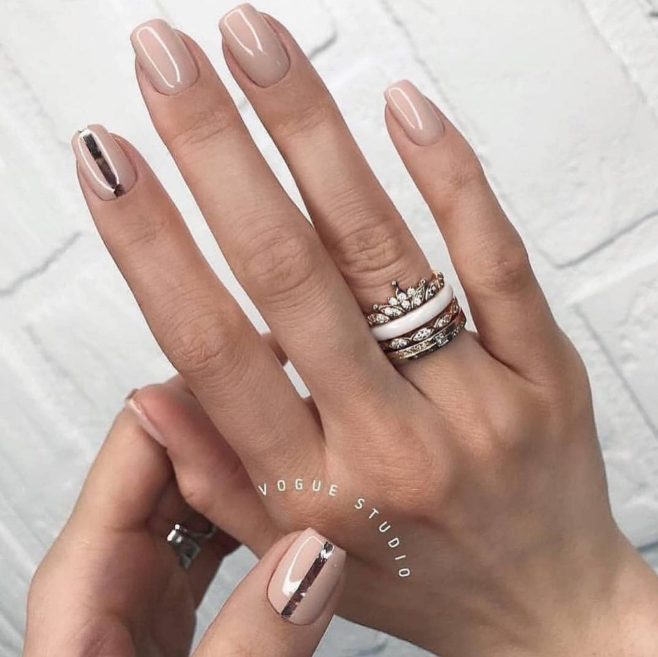 Бежевый маникюр на короткие ногти с черной лункой