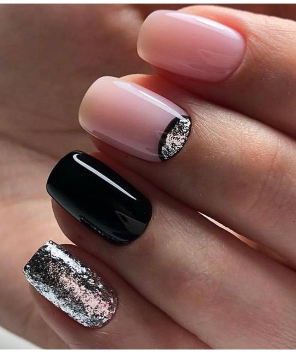 Стильный маникюр с блестками