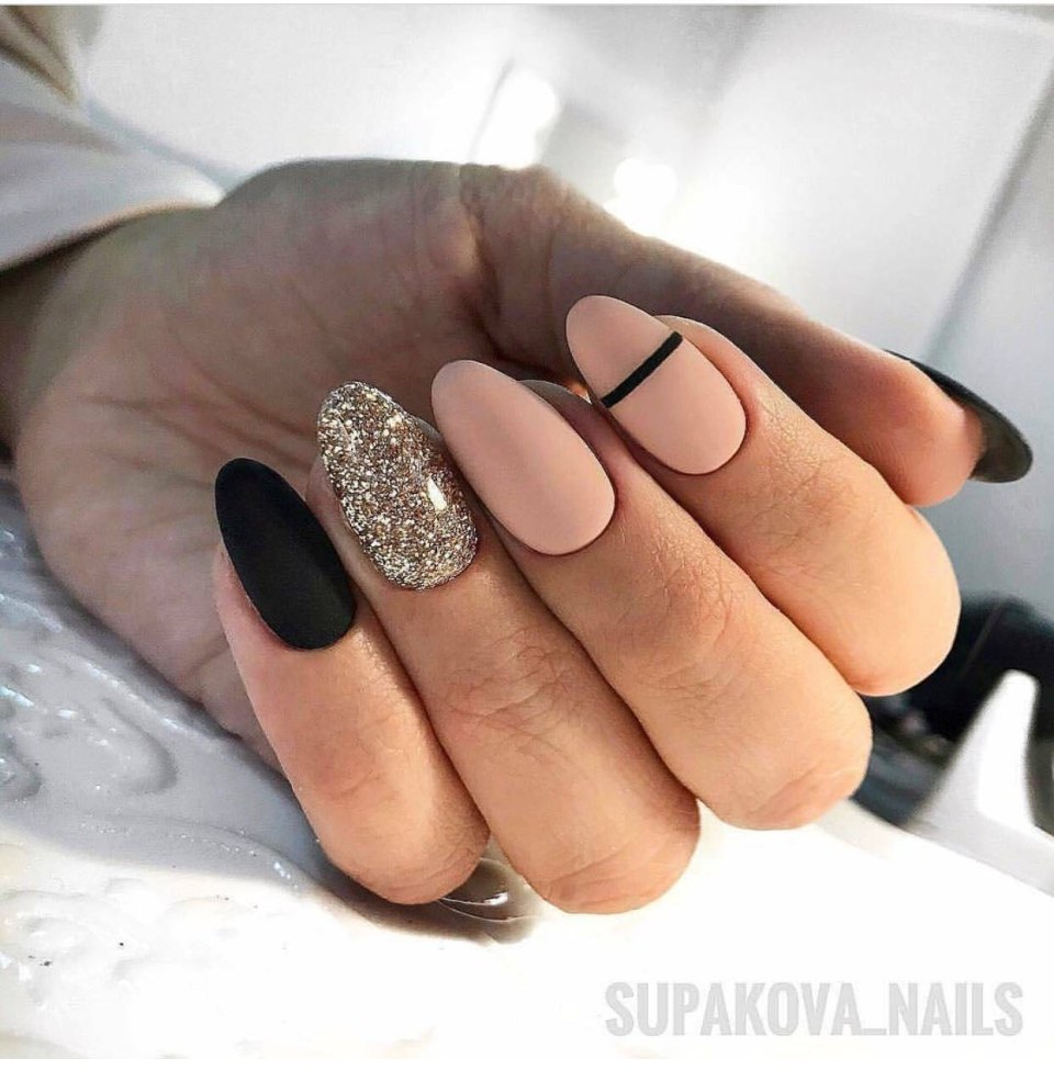 Маникюр бежевый с черным