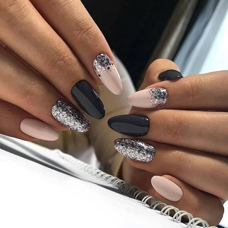 Новогодний маникюр на миндалевидные ногти